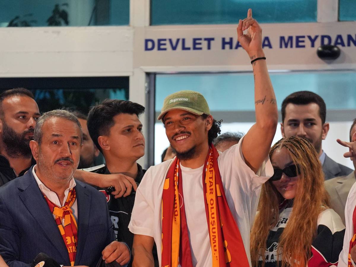 Leroy Sané wird am Flughafen von Galatasary-Fans empfangen.