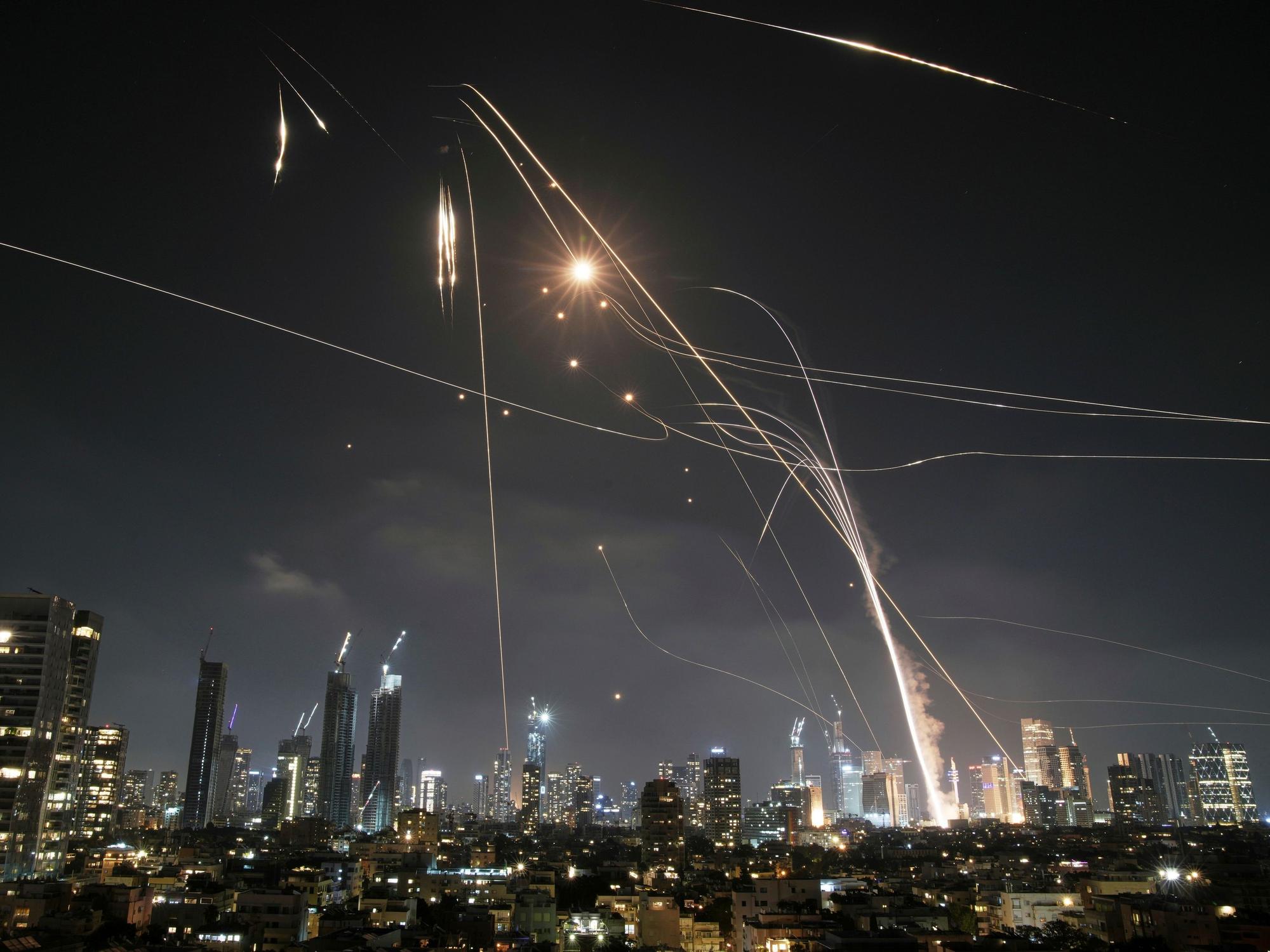 Das israelische Luftabwehrsystem Iron Dome feuert am Freitag (13. Juni 2025) auf iranische Raketen über Tel Aviv.