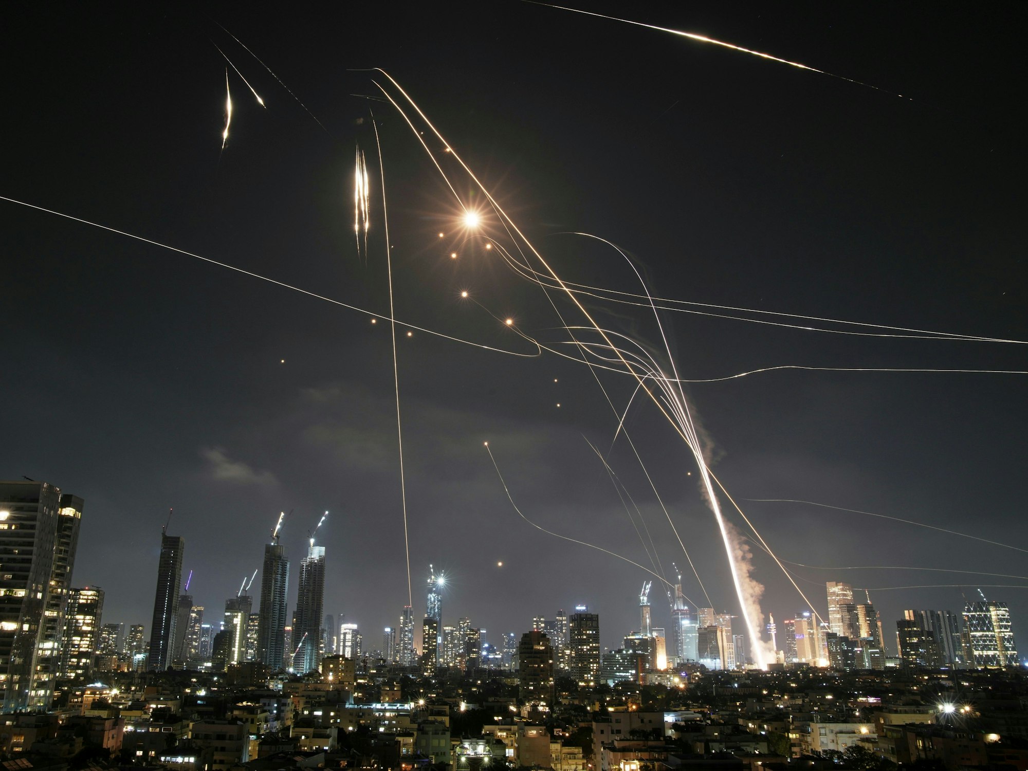 Das israelische Luftabwehrsystem Iron Dome feuert am Freitag (13. Juni 2025) auf iranische Raketen über Tel Aviv.