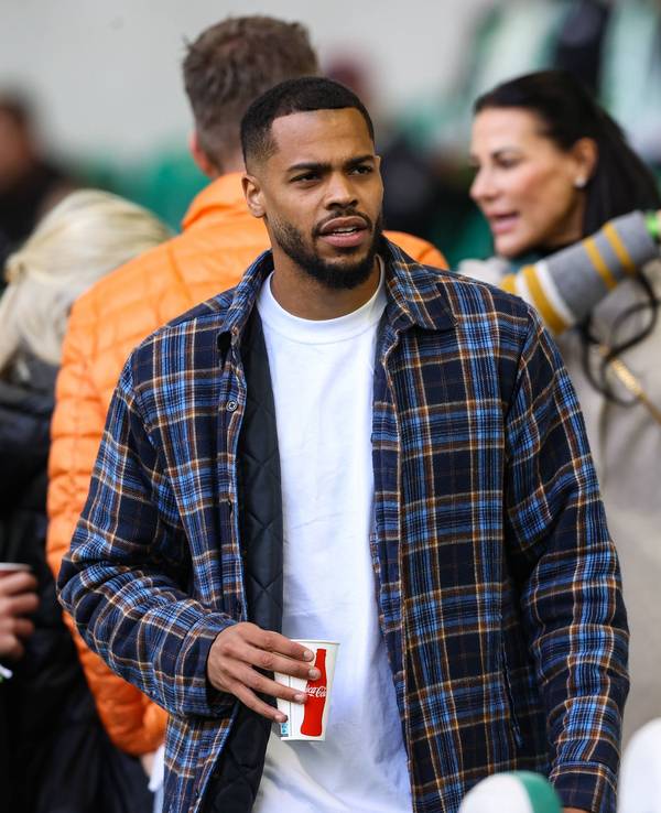 Lukas Nmecha mit einem Cola-Becher auf der Tribüne.