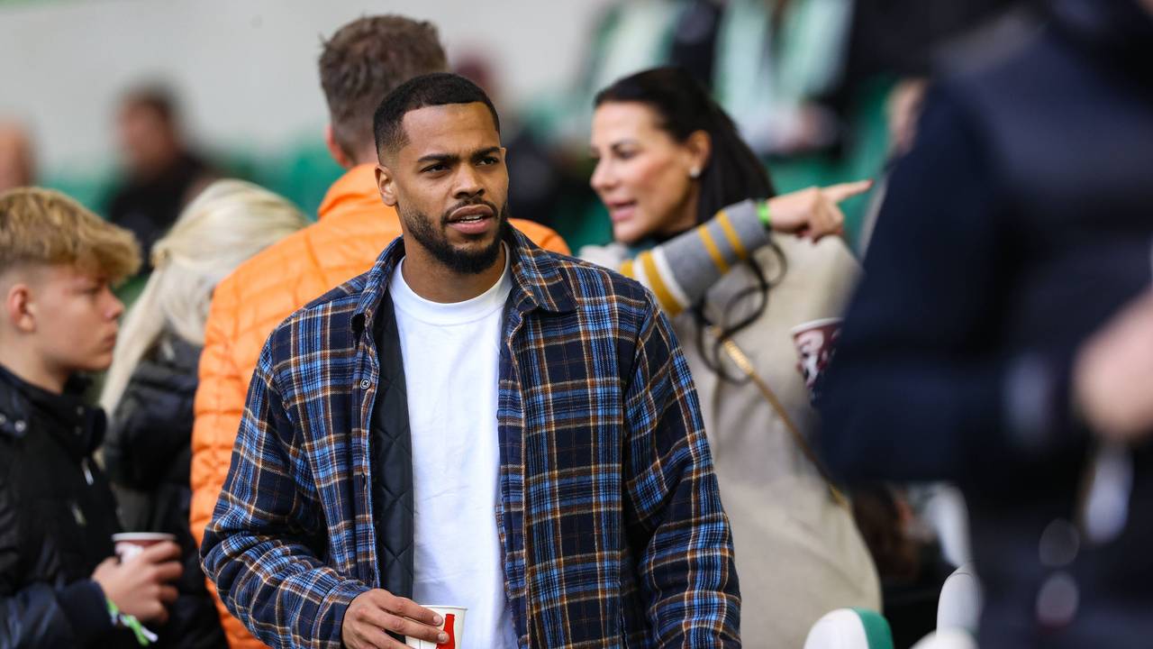 Lukas Nmecha mit einem Cola-Becher auf der Tribüne.