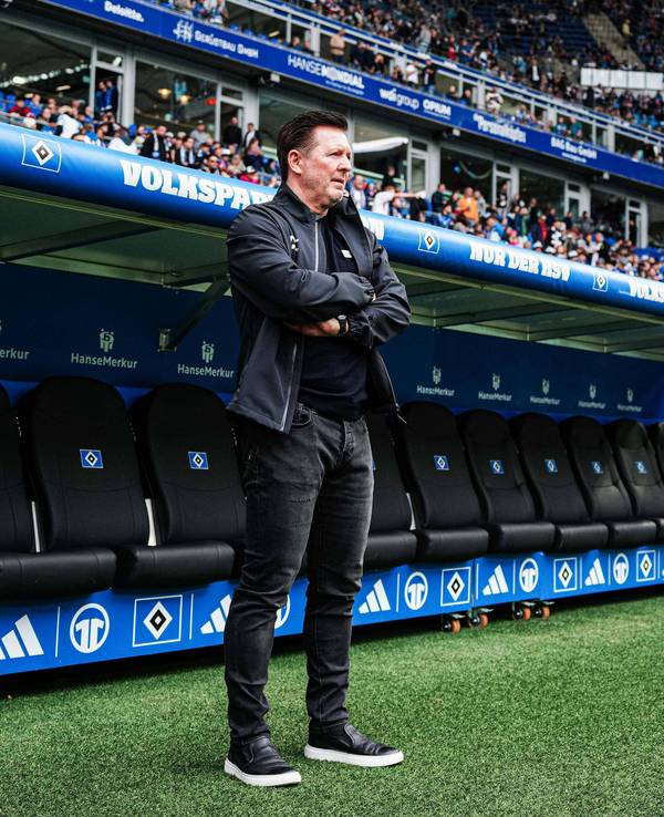 Christian Titz vor der Ersatzbank im Hamburger Volksparkstadion.