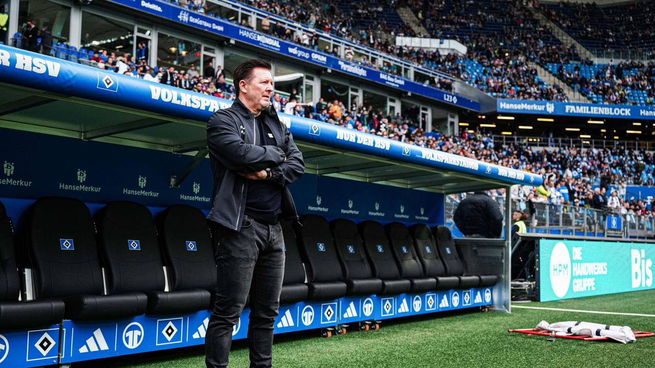 Christian Titz vor der Ersatzbank im Hamburger Volksparkstadion.