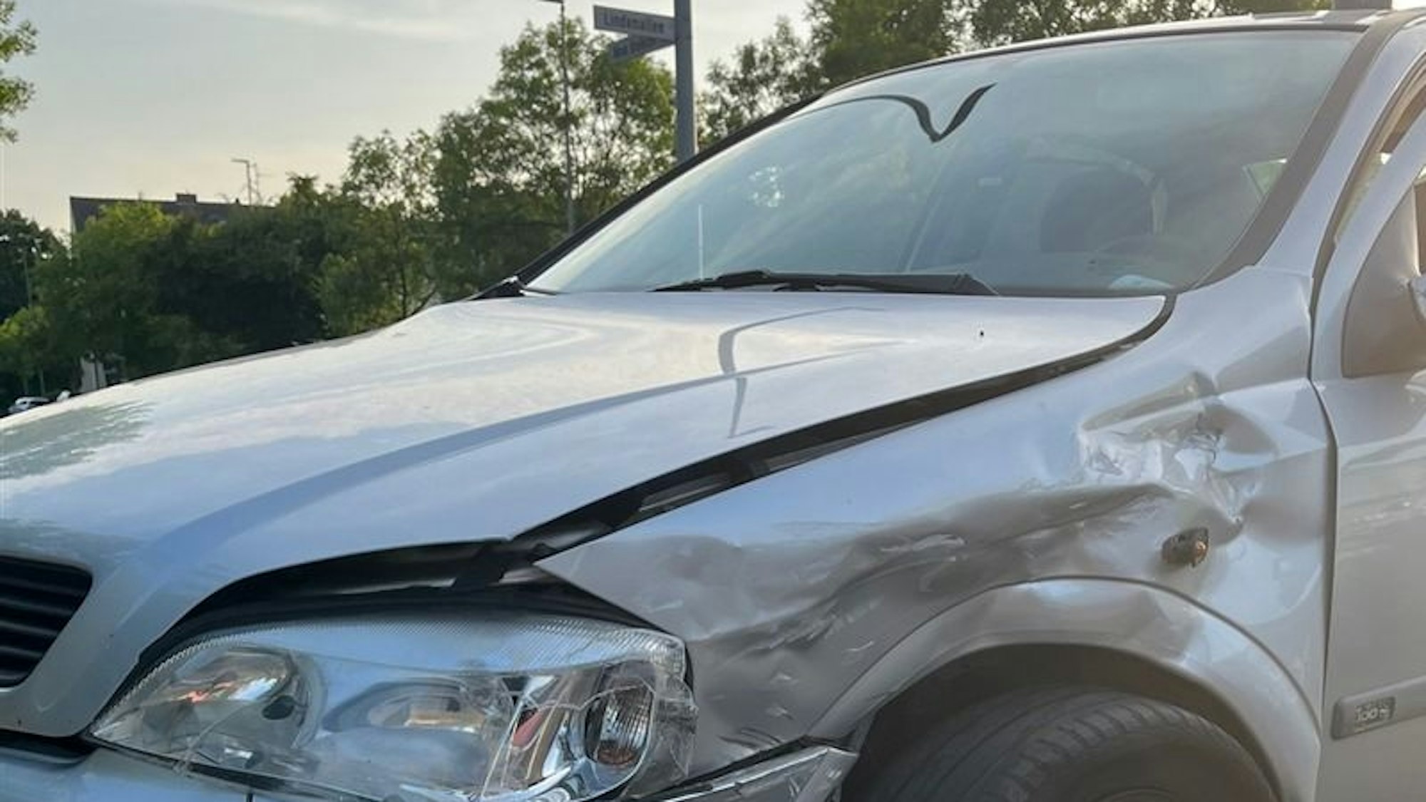 Verkehrsunfall in Bergheim mit zwei schwerverletzten Personen nach Kollision zweier Autos im Kreuzungsbereich