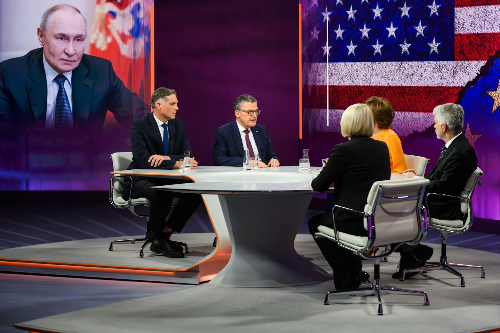 Die Aussagen der geladenen Experten versetzten Maybrit Illner bezüglich der USA und Russland in Sorge. (Bild: Jule Roehr/ZDF)