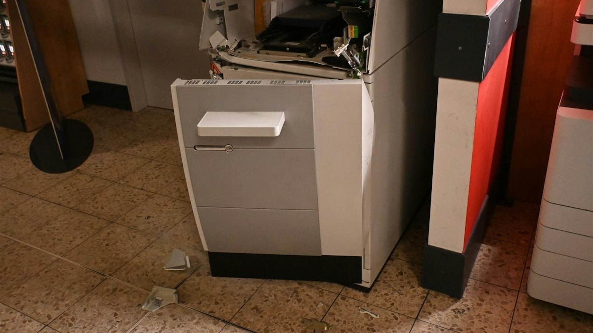 Nach einem Einbruch in einen Vollsortimenter in Langenfeld versuchten Unbekannte, einen Geldautomaten aufzubrechen