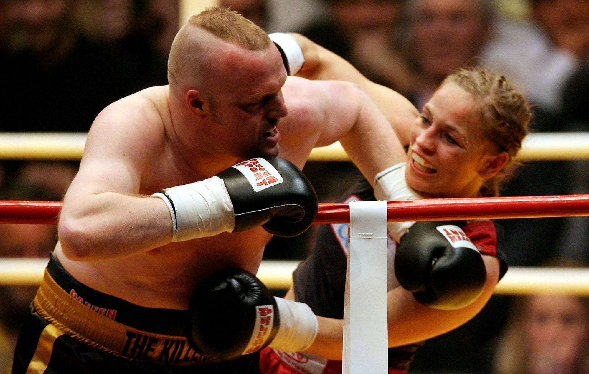 Bereits 2007 kämpfte Boxlegende Regina Halmich gegen den Entertainer Stefan Raab. Sie gewann den Kampf. Warum sie jetzt nicht mehr gegen den Moderator kämpfen würde, verrät sie im Interview mit der Agentur teleschau. (Bild: 2007 Getty Images/Lars Baron)