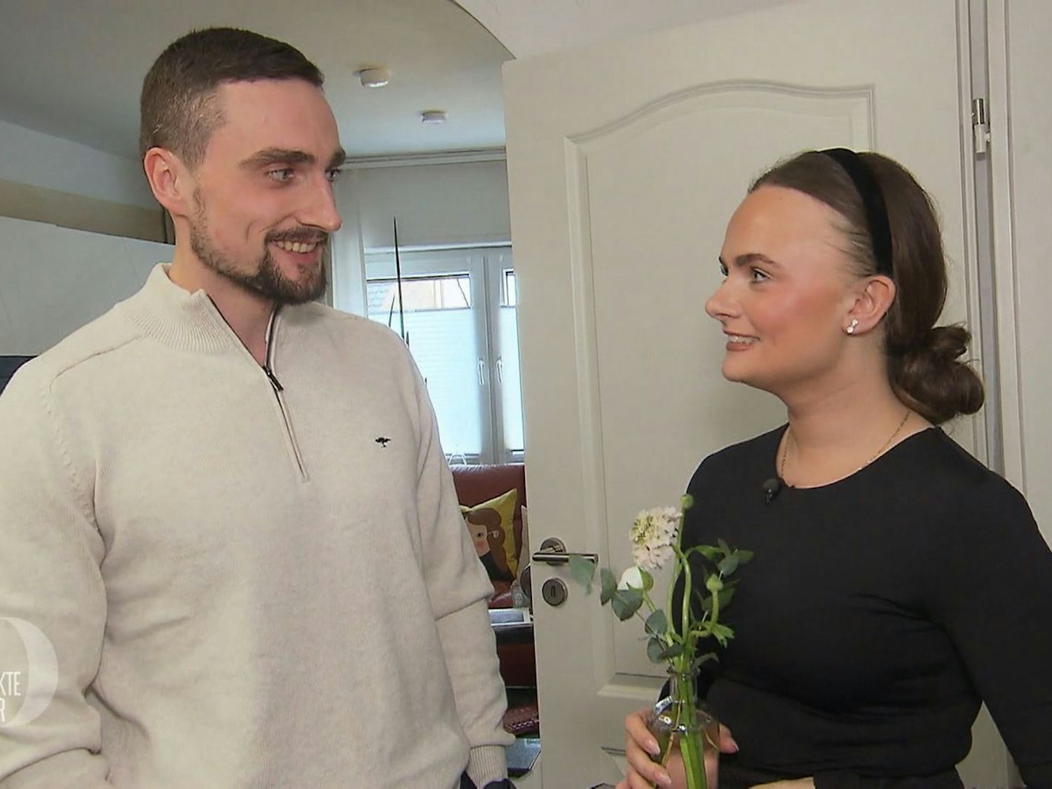 Jils Freund Angelo darf heute die Sacherschnitten probieren, bevor er ins Training geht.
(Bild: RTL)