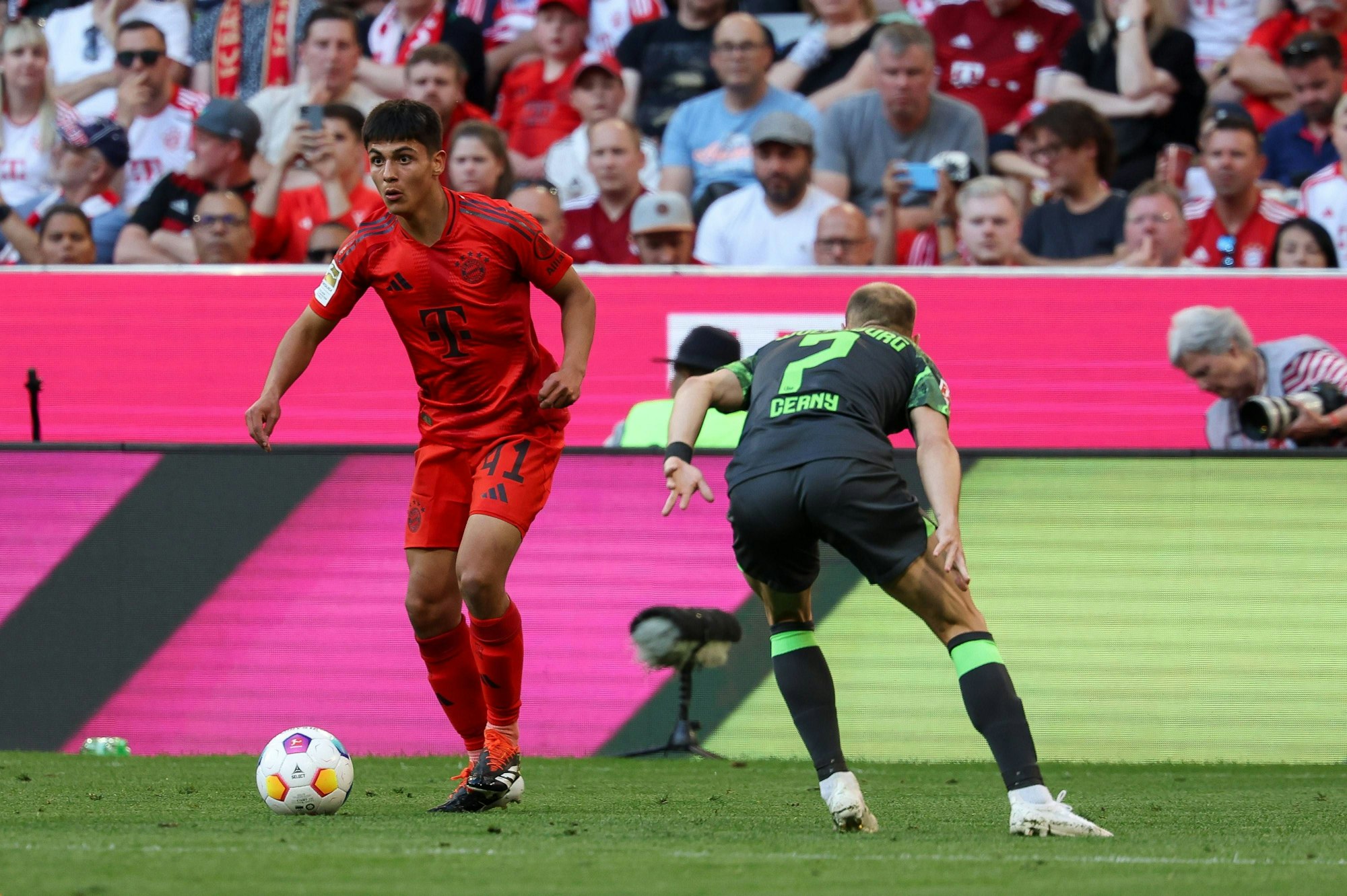 Matteo Perez Vinlöf muss gegen Vaclay Cerny in den Zweikampf.