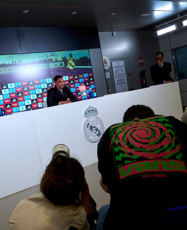 Trent Alexander-Arnold bei seiner Vorstellung als neuer Profi bei Real Madrid.