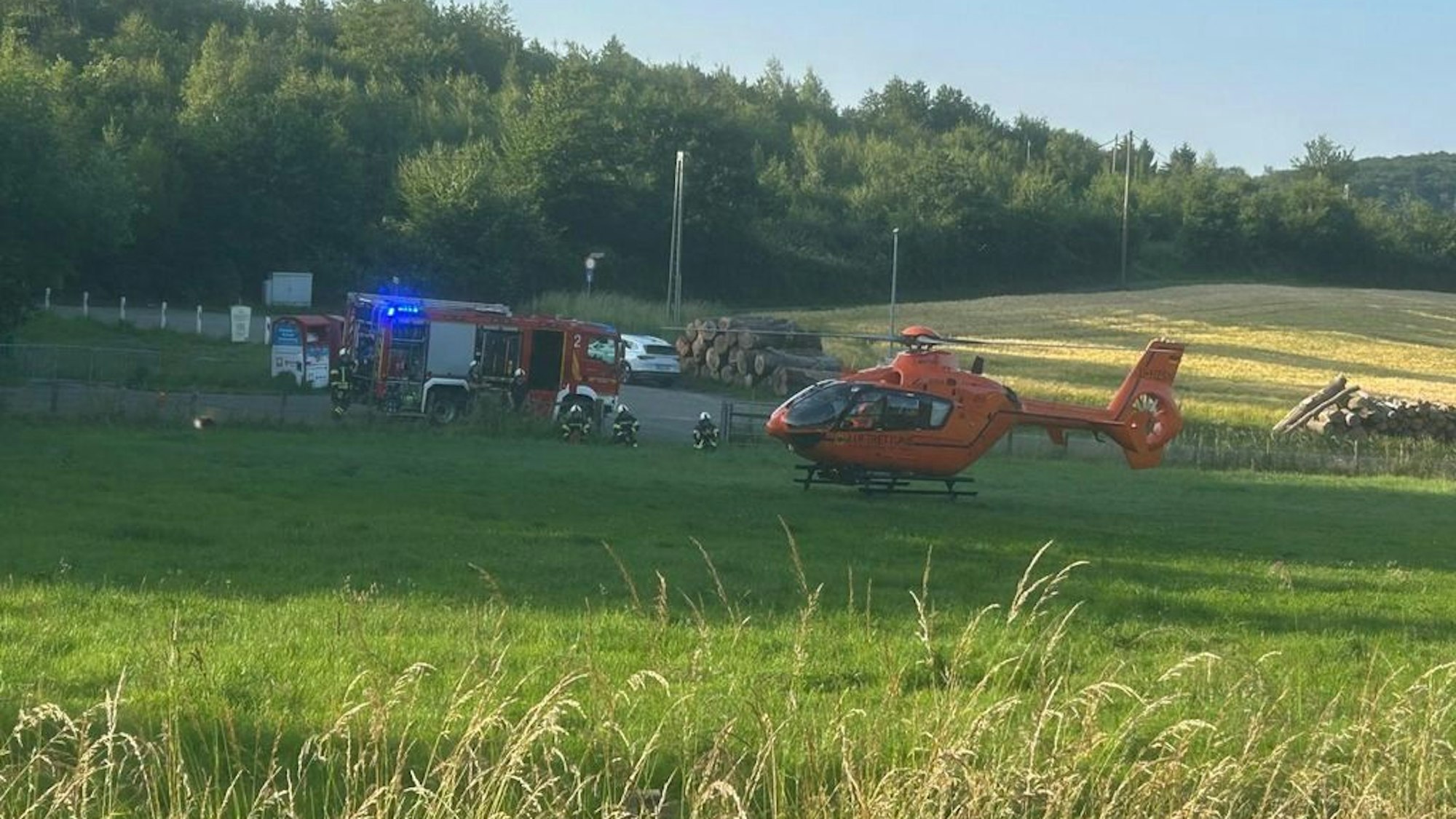 Einsatzfahrzeuge der Feuerwehr und Rettungshubschrauber bei einem schweren Verkehrsunfall in Sprockhövel