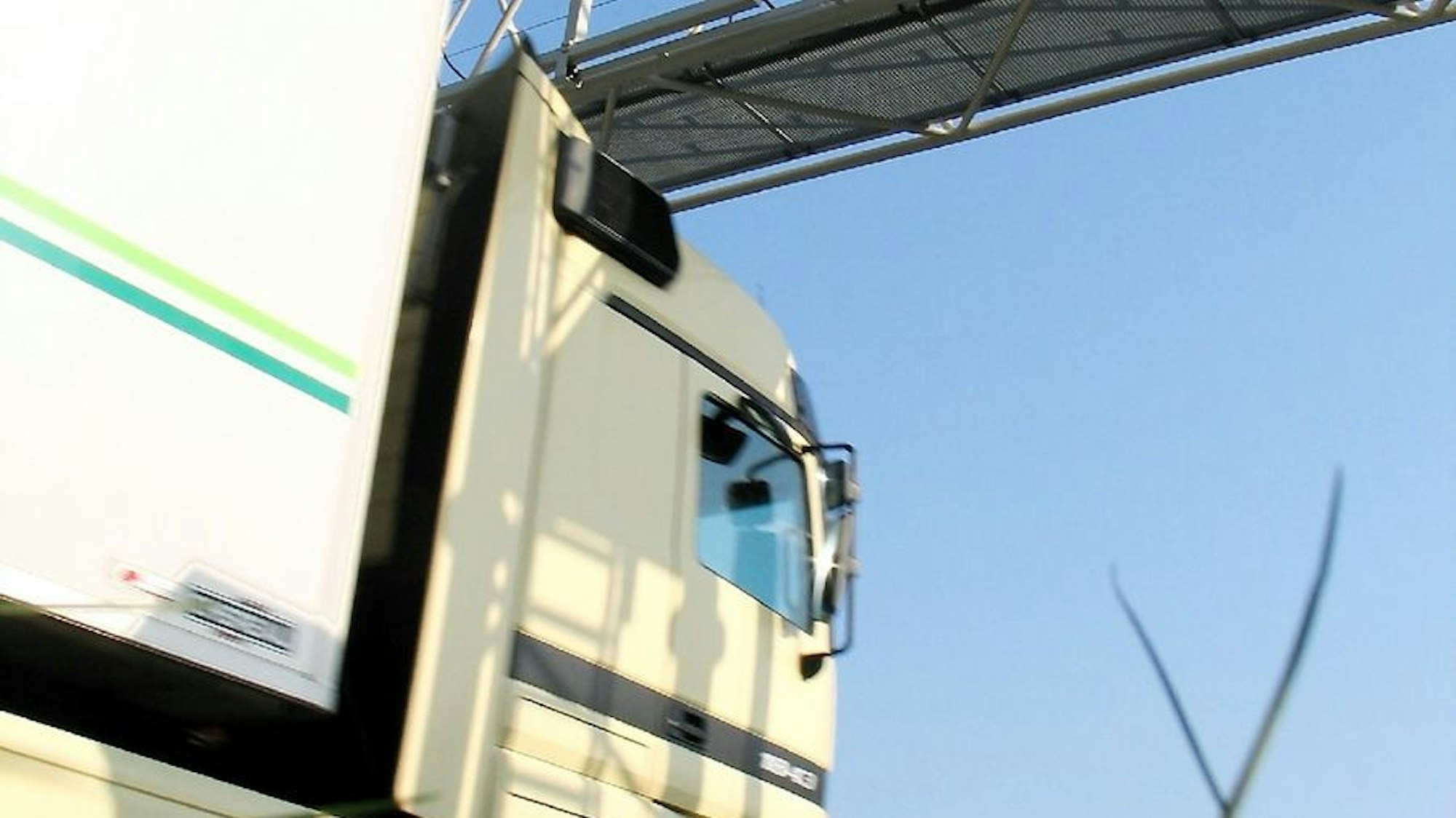 Zollkontrolle eines LKW auf der Autobahn A4 bei Düren