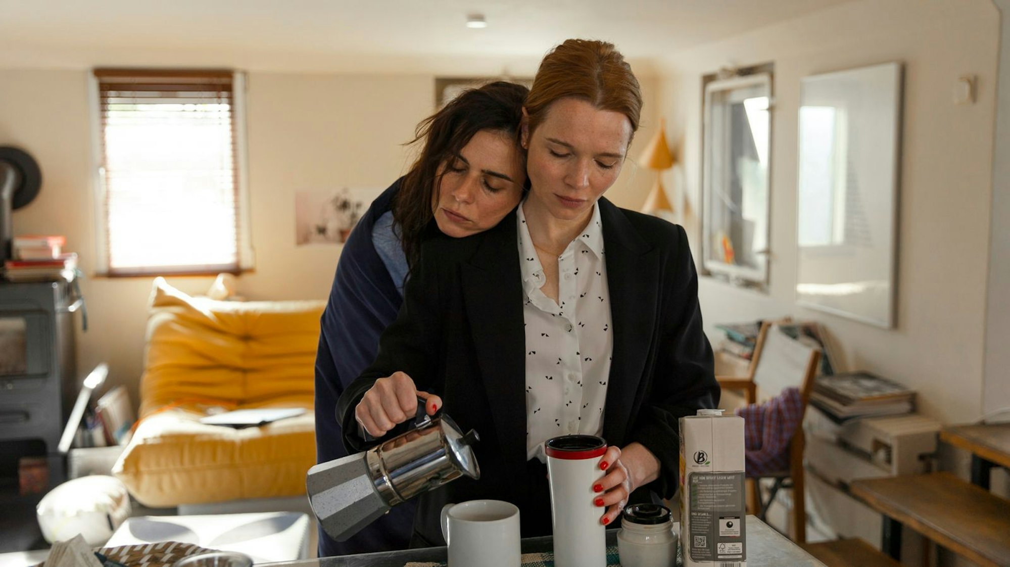 Vicky (Nora Tschirner, links) weiß, wie sie ihre beste Freundin Sonja (Karoline Herfurth) trösten kann. (Bild: 024 Hellinger / Doll Filmproduktion GmbH / Warner Bros. Entertainment GmbH / Anne Wilk)