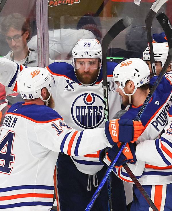 Leon Draisaitl jubelt mit seinem Teamkollegen über sein Siegtor.