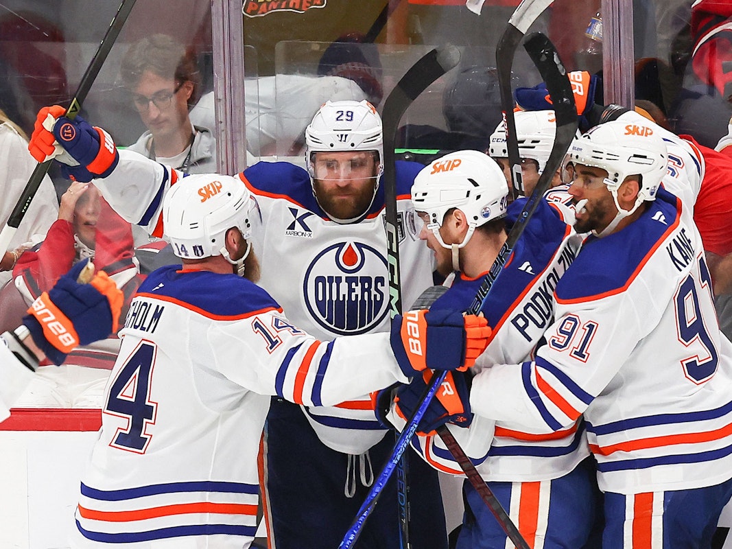 Leon Draisaitl jubelt mit seinem Teamkollegen über sein Siegtor.