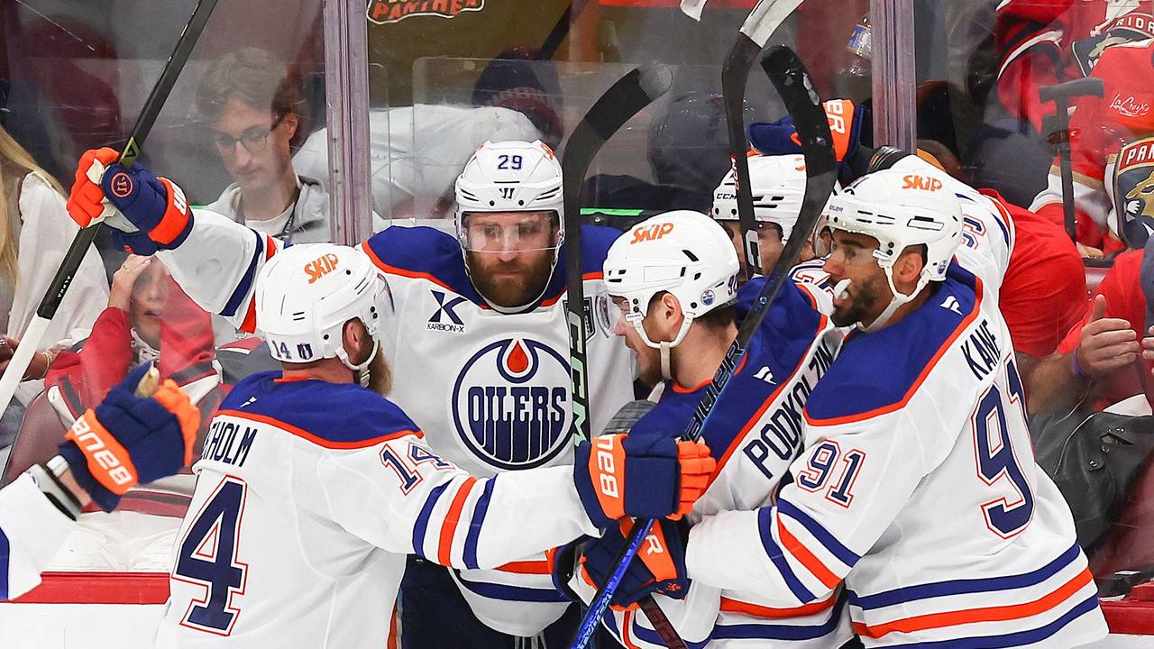 Leon Draisaitl jubelt mit seinem Teamkollegen über sein Siegtor.