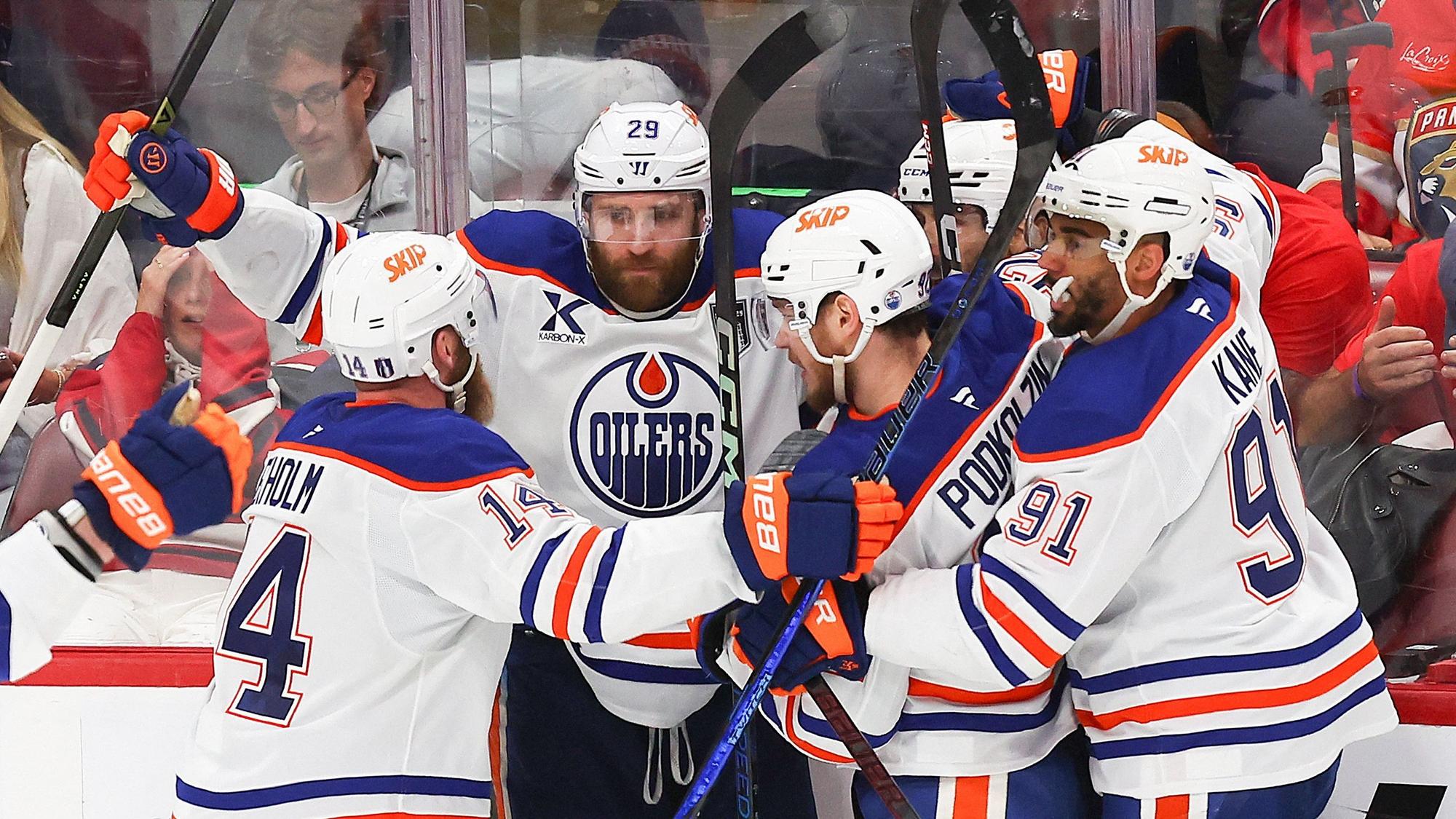 Leon Draisaitl jubelt mit seinem Teamkollegen über sein Siegtor.