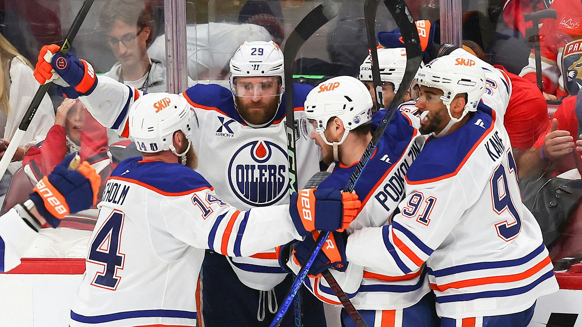 Leon Draisaitl jubelt mit seinem Teamkollegen über sein Siegtor.