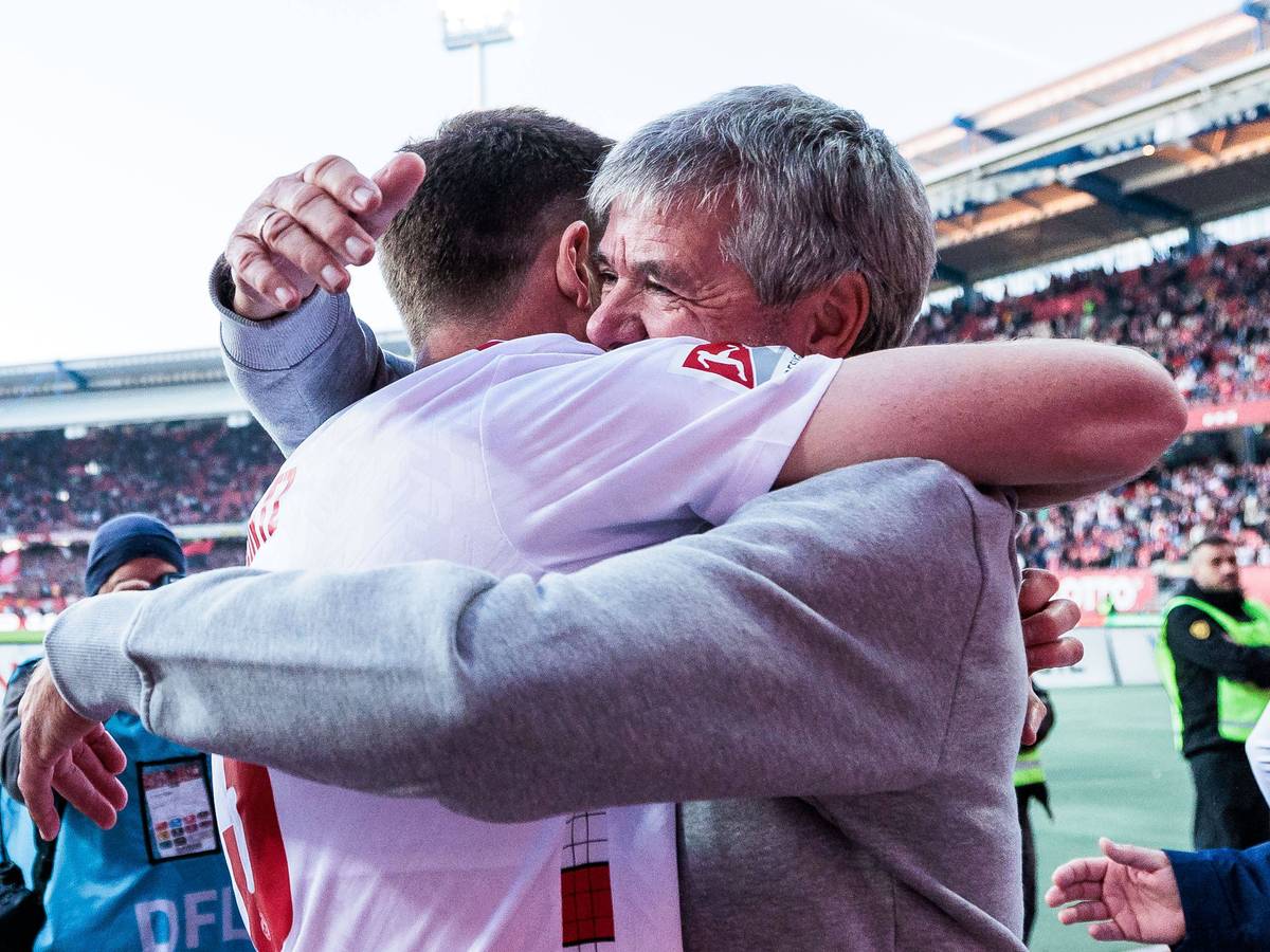 Dominique Heintz umarmt Friedhelm Funkel nach dem FC-Sieg in Nürnberg am 9. Mai 2025