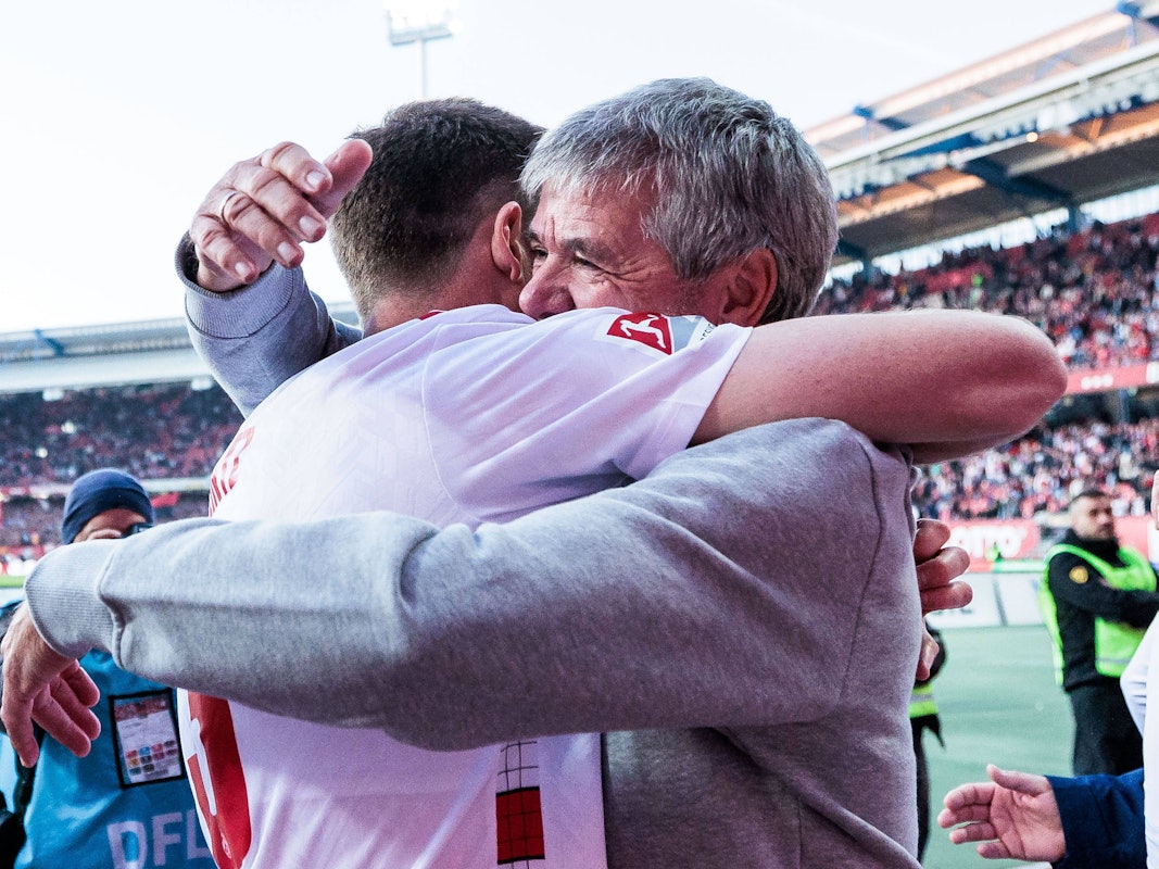 Dominique Heintz umarmt Friedhelm Funkel nach dem FC-Sieg in Nürnberg am 9. Mai 2025