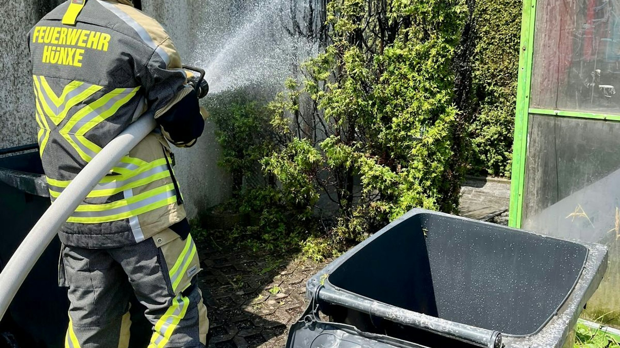 Heckenbrand auf einer Länge von etwa zwei Metern, der auf eine Mülltonne übergegriffen hatte und von den Einsatzkräften der Feuerwehr Hünxe gelöscht wurde.