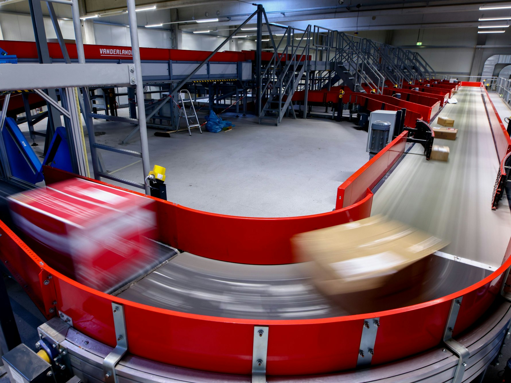 Pakete laufen auf einem Band.