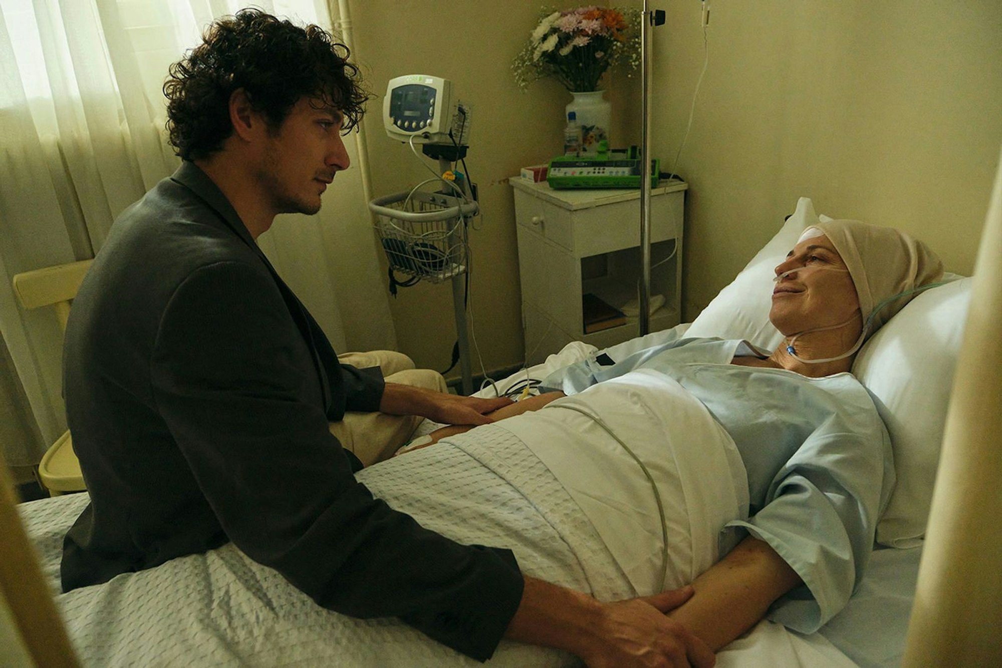 Alexander Jaromin (Noah Saavedra) steht seiner kranken Mutter (Agnes Mann) bei. (Bild: Marq Riley/OneGate)