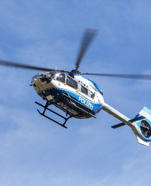 Ein Polizeihubschrauber ist in der Luft.