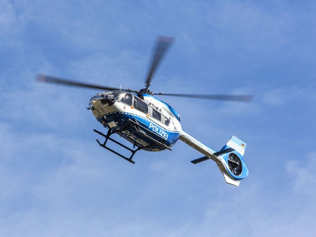 Ein Polizeihubschrauber ist in der Luft.