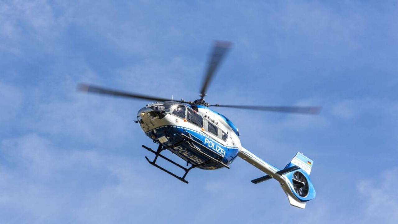 Ein Polizeihubschrauber ist in der Luft.
