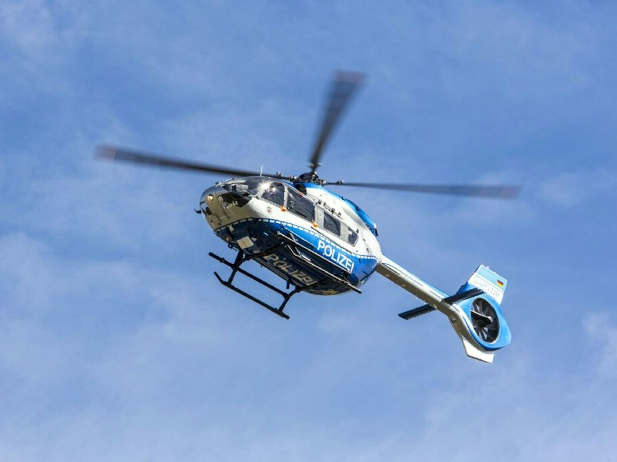 Ein Polizeihubschrauber ist in der Luft.