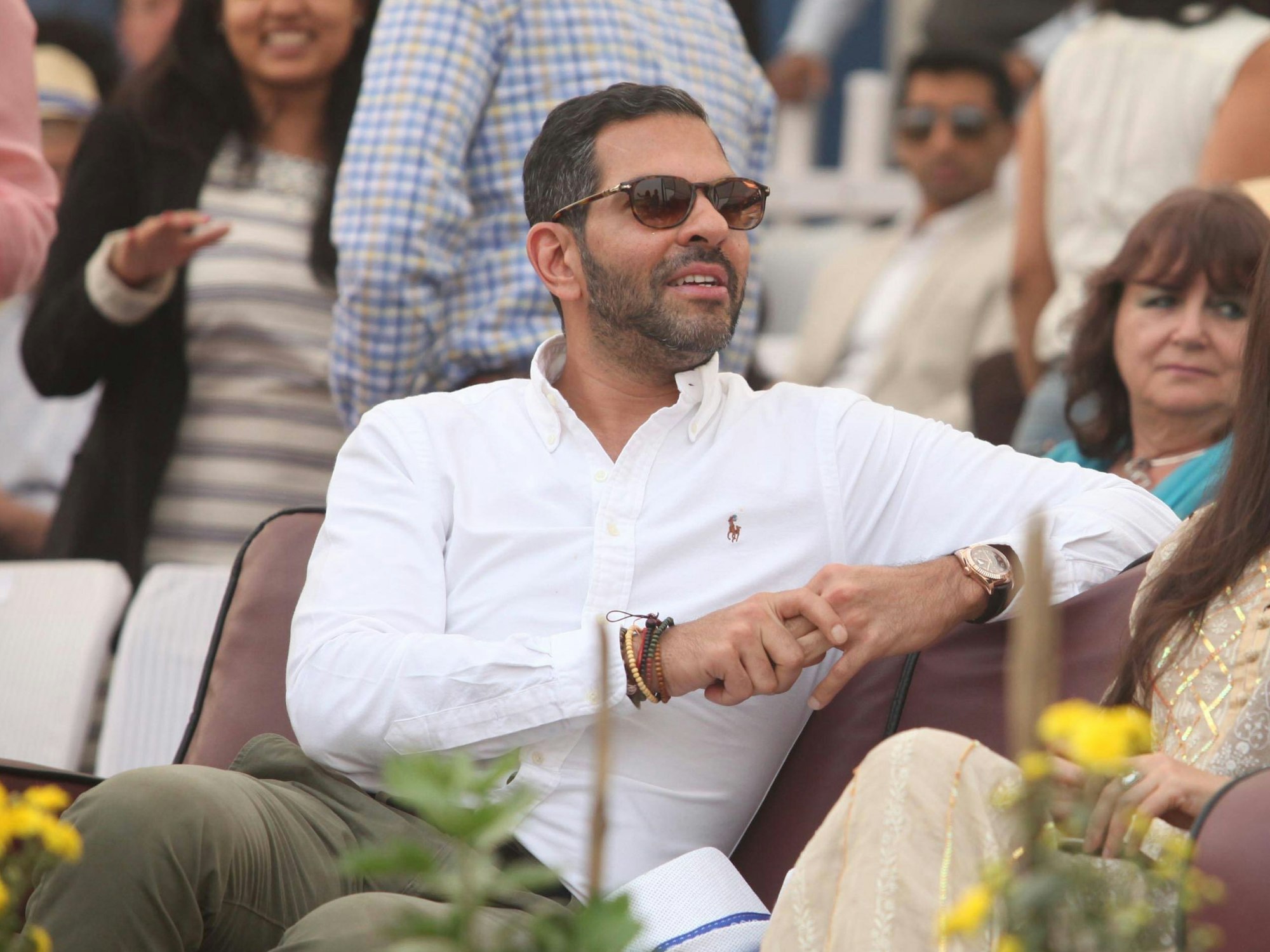 Milliardär Sunjay Kapur sitzt im November 2022 bei einem Polo-Turnier auf der Tribüne.