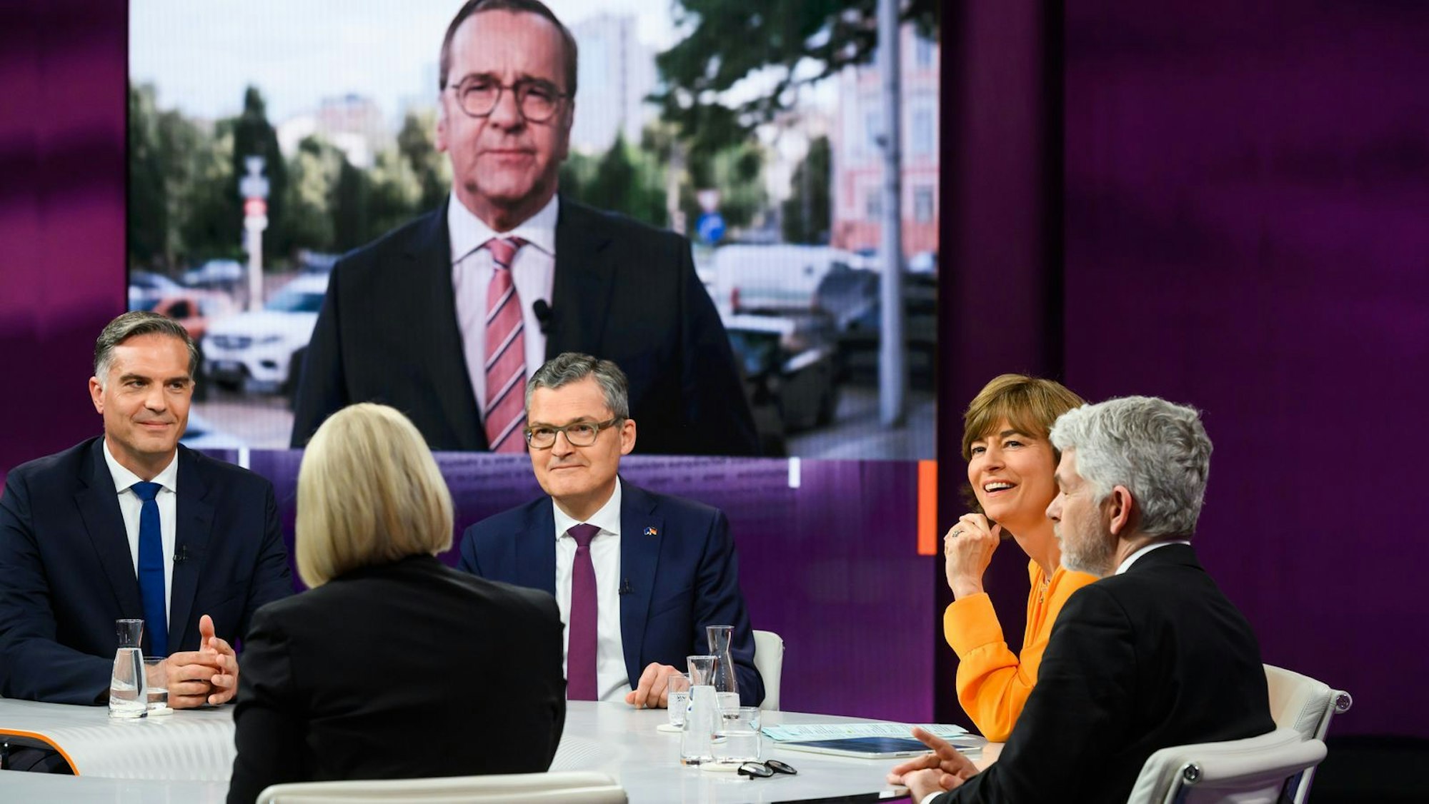 Bundesverteidigungsminister Boris Pistorius war bei „Maybrit Illner“ zugeschaltet, um über das SPD-“Manifest“ zu sprechen. (Bild: Jule Roehr/ZDF)