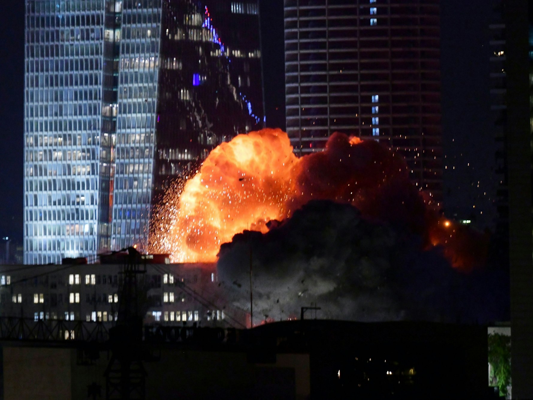 Eine Explosion während des Raketenangriffs in Tel Aviv