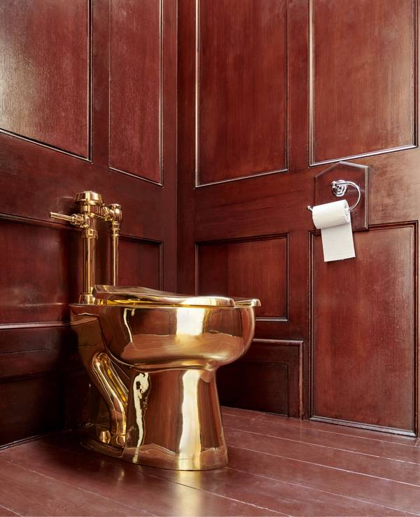 Ein undatiertes, von Blenheim Palace in Oxfordshire herausgegebenes Archivfoto, zeigt die Toilettenskulptur aus 18-karätigem Massivgold des italienischen Künstlers Maurizio Cattelan im Wert von angeblich 4,8 Millionen Pfund (etwa 5,64 Millionen Euro), die im September 2019 aus dem Schloss gestohlen wurde, während sie in einer Kunstausstellung zu sehen war.