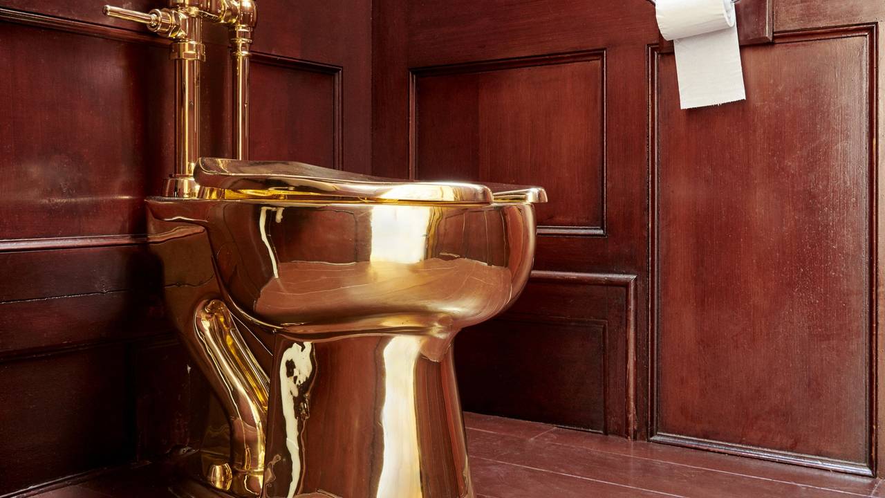 Ein undatiertes, von Blenheim Palace in Oxfordshire herausgegebenes Archivfoto, zeigt die Toilettenskulptur aus 18-karätigem Massivgold des italienischen Künstlers Maurizio Cattelan im Wert von angeblich 4,8 Millionen Pfund (etwa 5,64 Millionen Euro), die im September 2019 aus dem Schloss gestohlen wurde, während sie in einer Kunstausstellung zu sehen war.