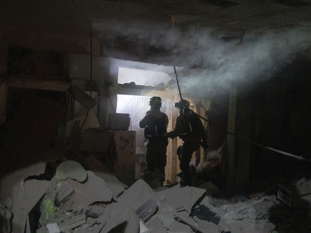 Israelische Feuerwehrleute inspizieren die Schäden nach einem Raketeneinschlag in Ramat Gan in der Nähe von Tel Aviv.