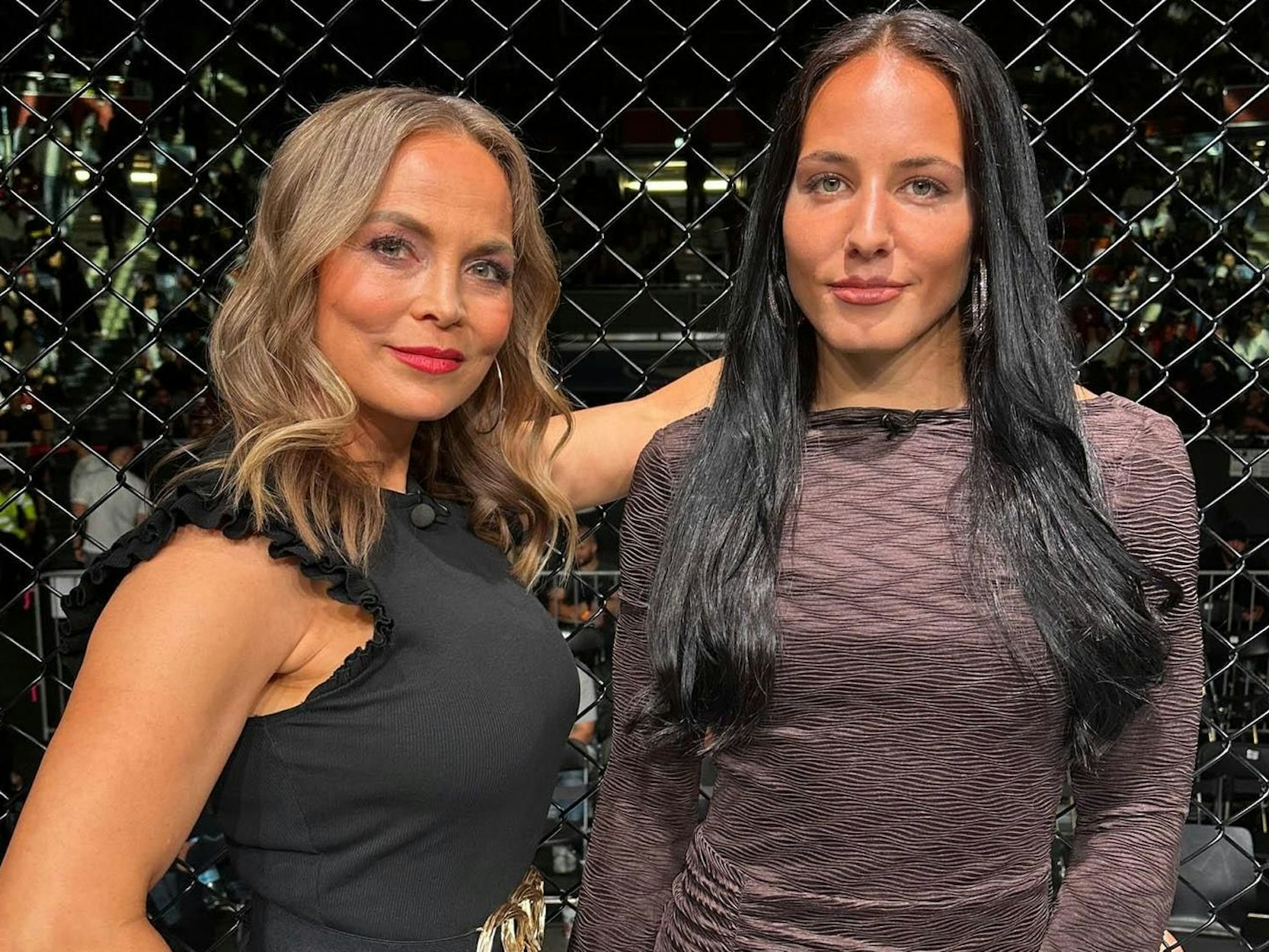 Am Samstag, 14. Juni, überträgt RTL+ eine MMA-Kampfnacht vor 30.000 Zuschauern aus Prag. Mit dabei ist der deutsche Shootingstar Alina Dalaslan (rechts), die von Regina Halmich betreut wird. Die 48-jährige Boxlegende erklärt im Interview, weshalb MMA-Kämpfe die Menschen faszinieren.
(Bild: RTL)