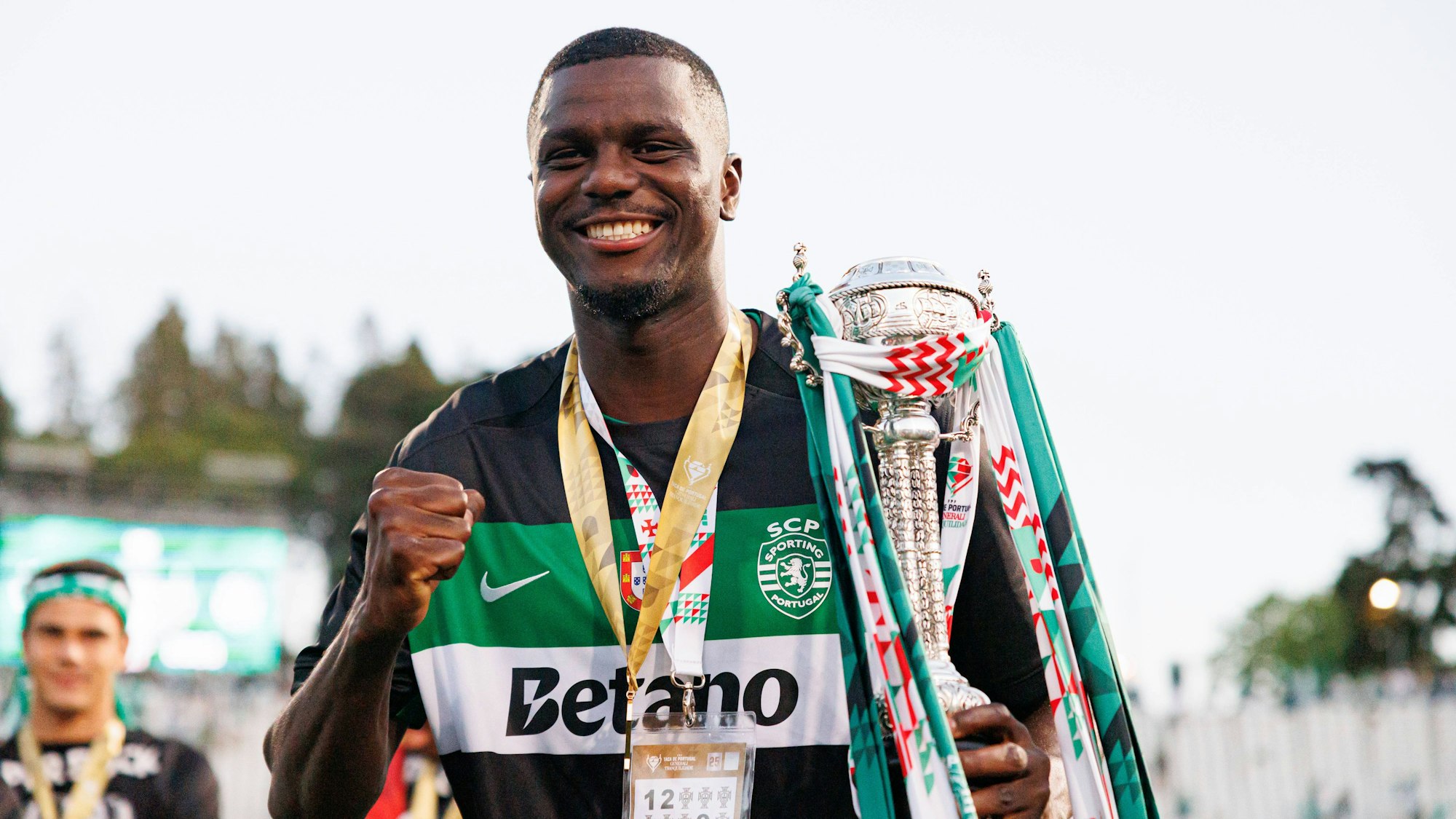 Ousmane Diomande jubelt nach dem Titel im portugiesischen Pokal.