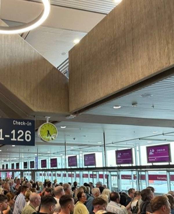 Menschenmassen drängen sich vor Flughafenschaltern.