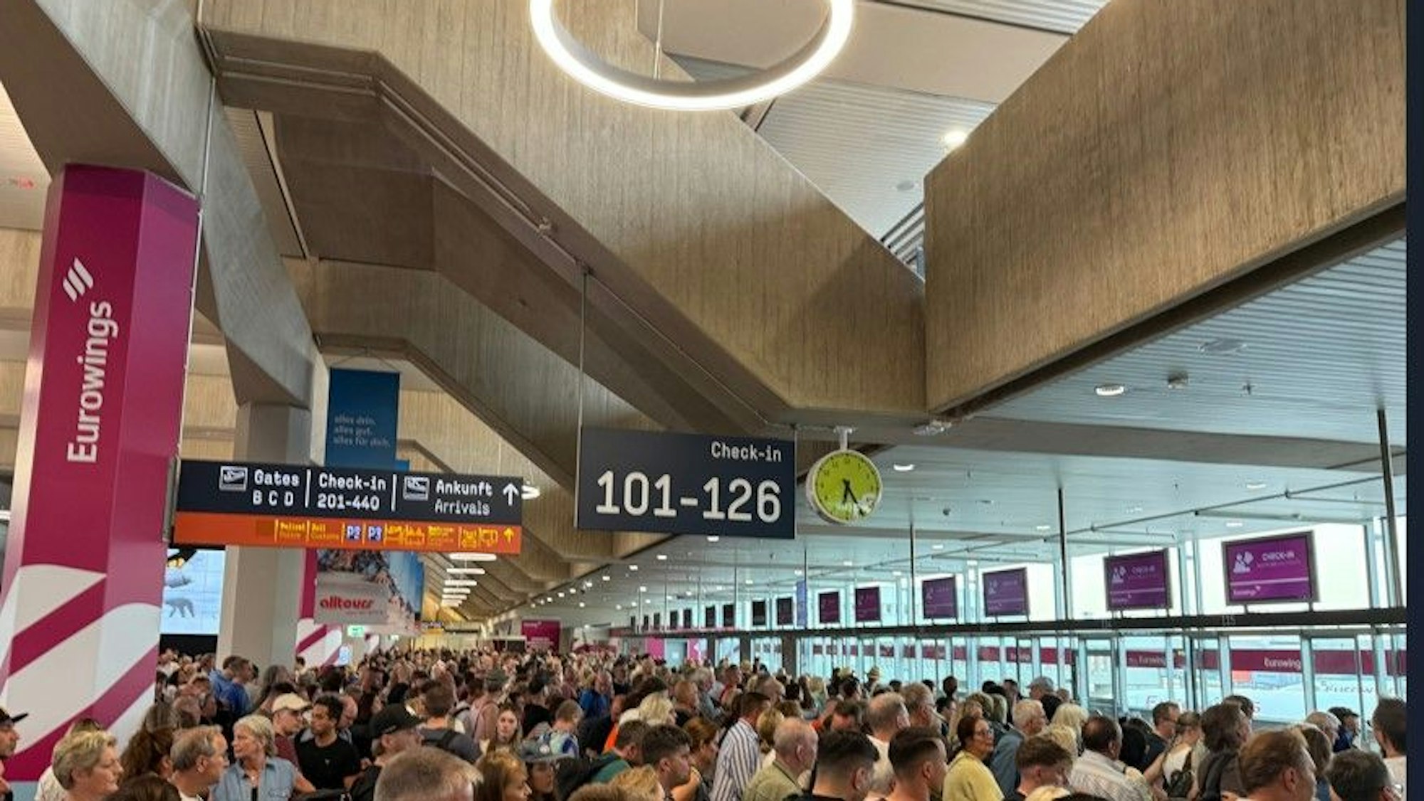 Menschenmassen drängen sich vor Flughafenschaltern.