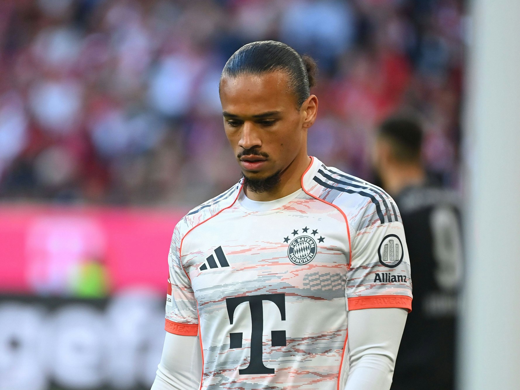 Leroy Sané schaut enttäuscht.