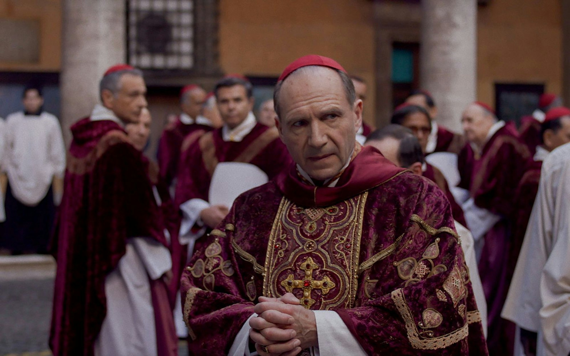 Kardinal Lawrence (Ralph Fiennes) hat als Organisator der Papstwahl in „Konklave“ keine leichte Aufgabe. (Bild: Courtesy of Focus Features. © 2024 All Rights Reserved.)