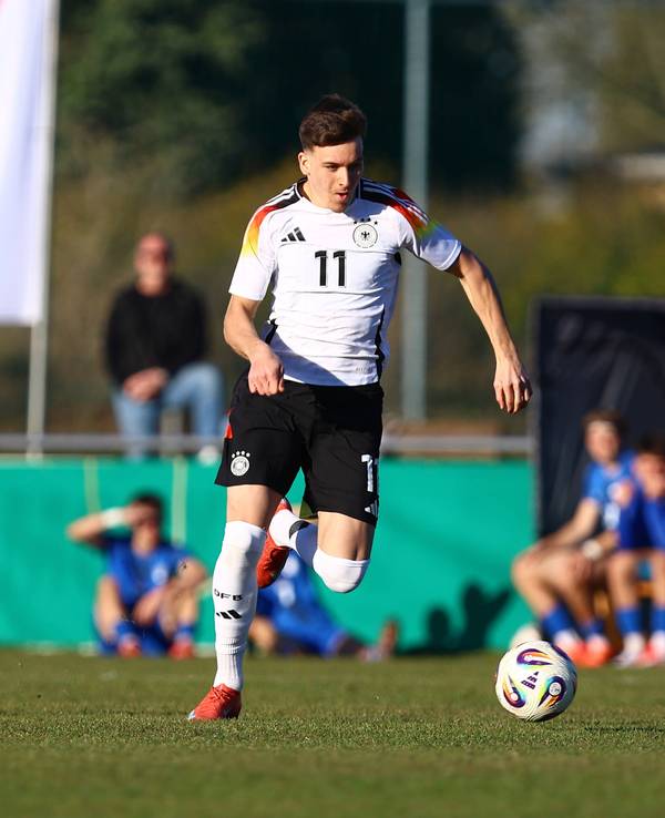 Said El Mala für die deutsche U19-Nationalmannschaft am Ball.