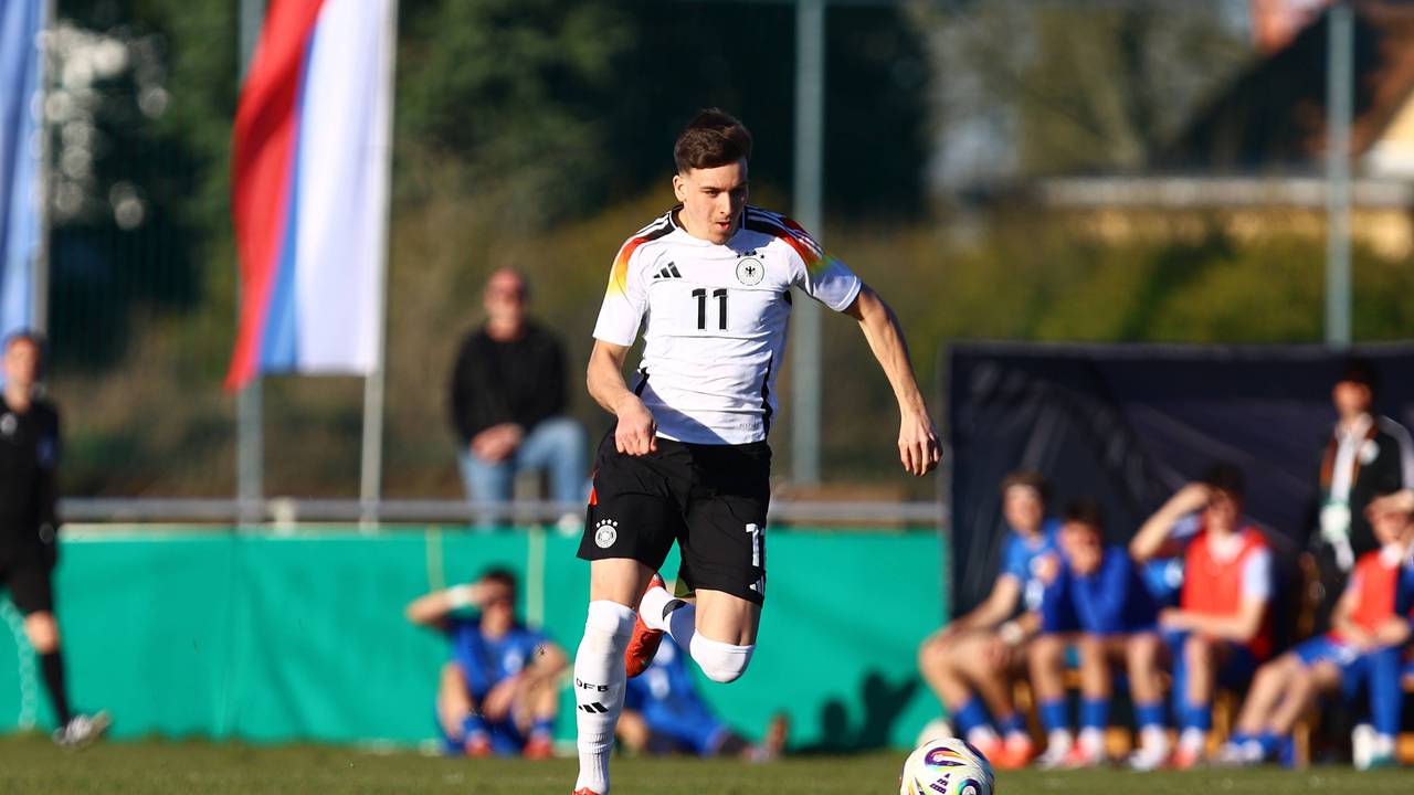 Said El Mala für die deutsche U19-Nationalmannschaft am Ball.