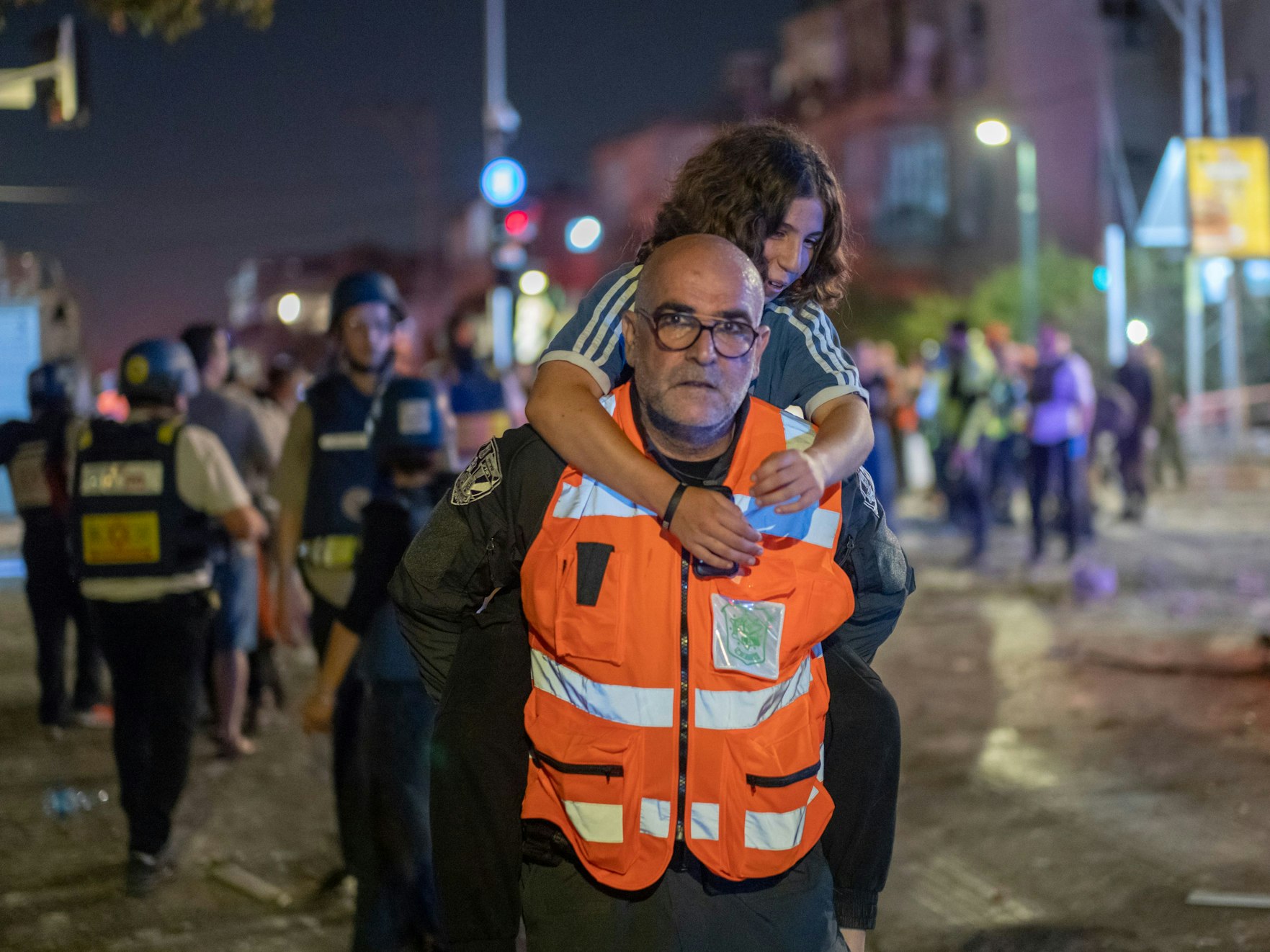 Menschen suchen Schutz während eines Raketenangriffs in Ramat Gan in der Nähe von Tel Aviv.