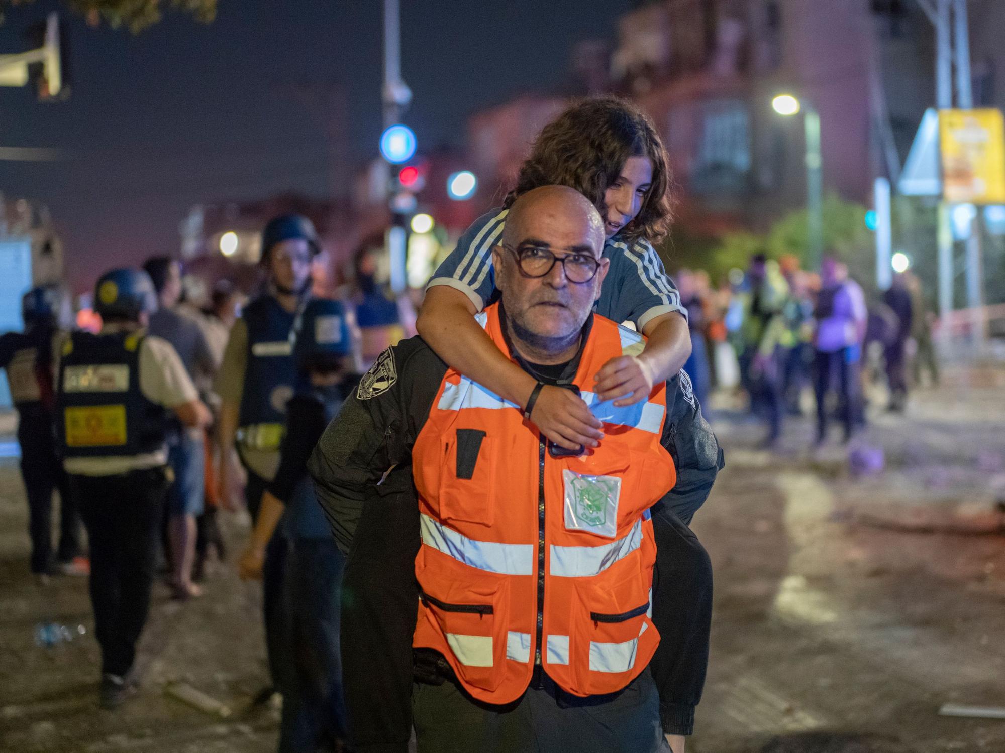 Menschen suchen Schutz während eines Raketenangriffs in Ramat Gan in der Nähe von Tel Aviv.