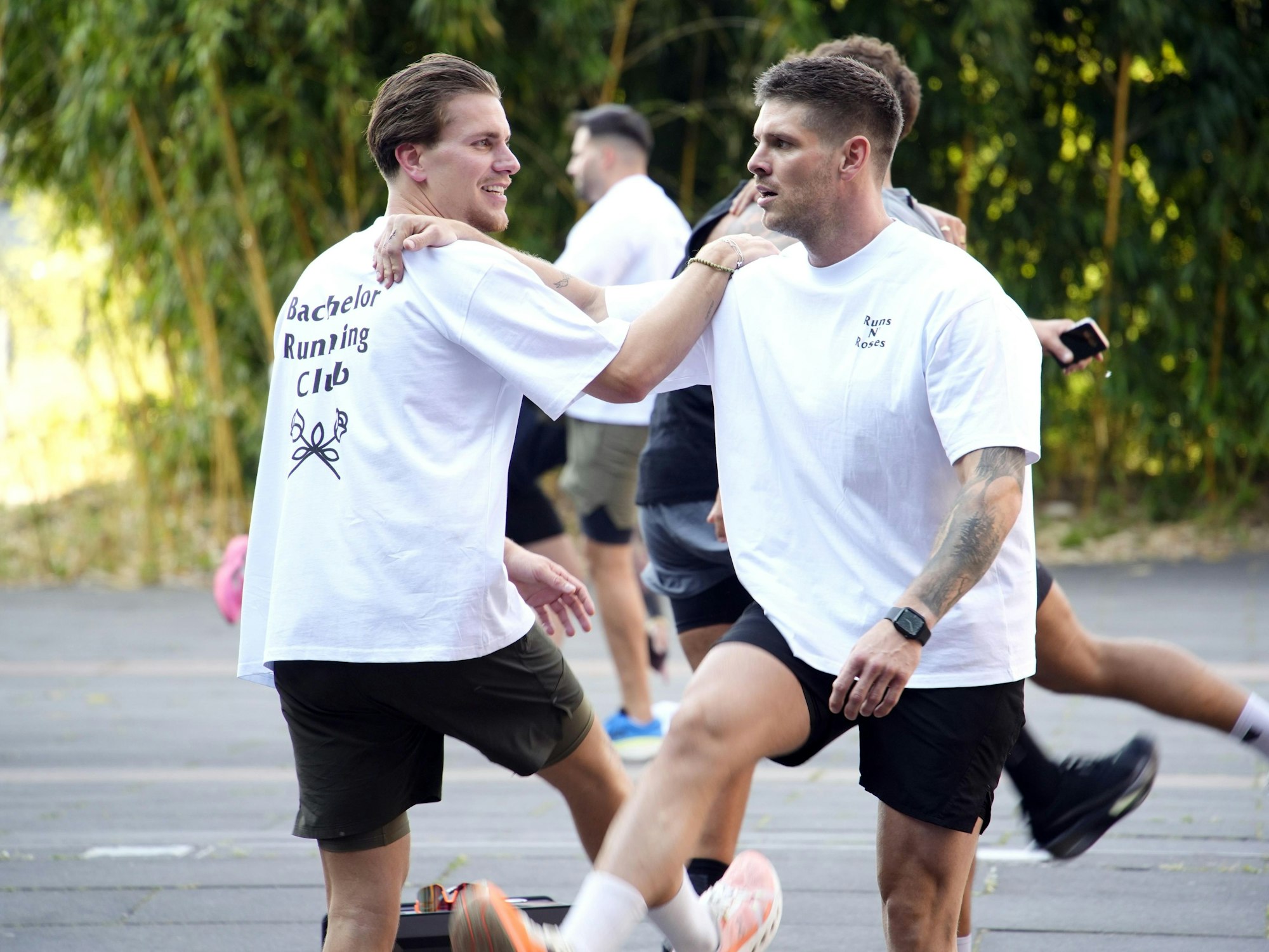 Die Bachelors Felix Stein (l.) und Martin Braun zeigten sich sportlich und nahbar.