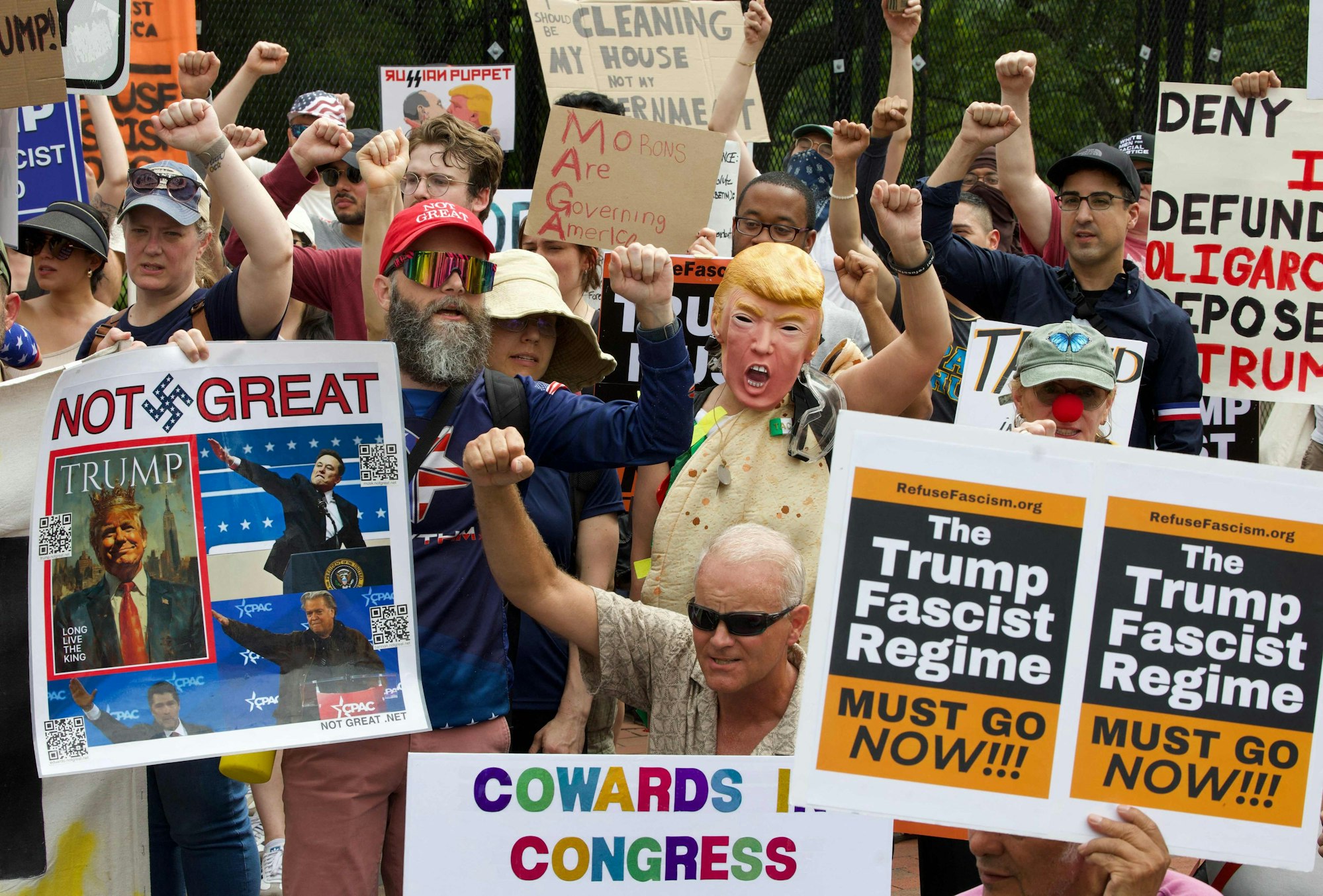 US-Bürger demonstrieren gegen Präsident Donald Trump mit Plakaten.