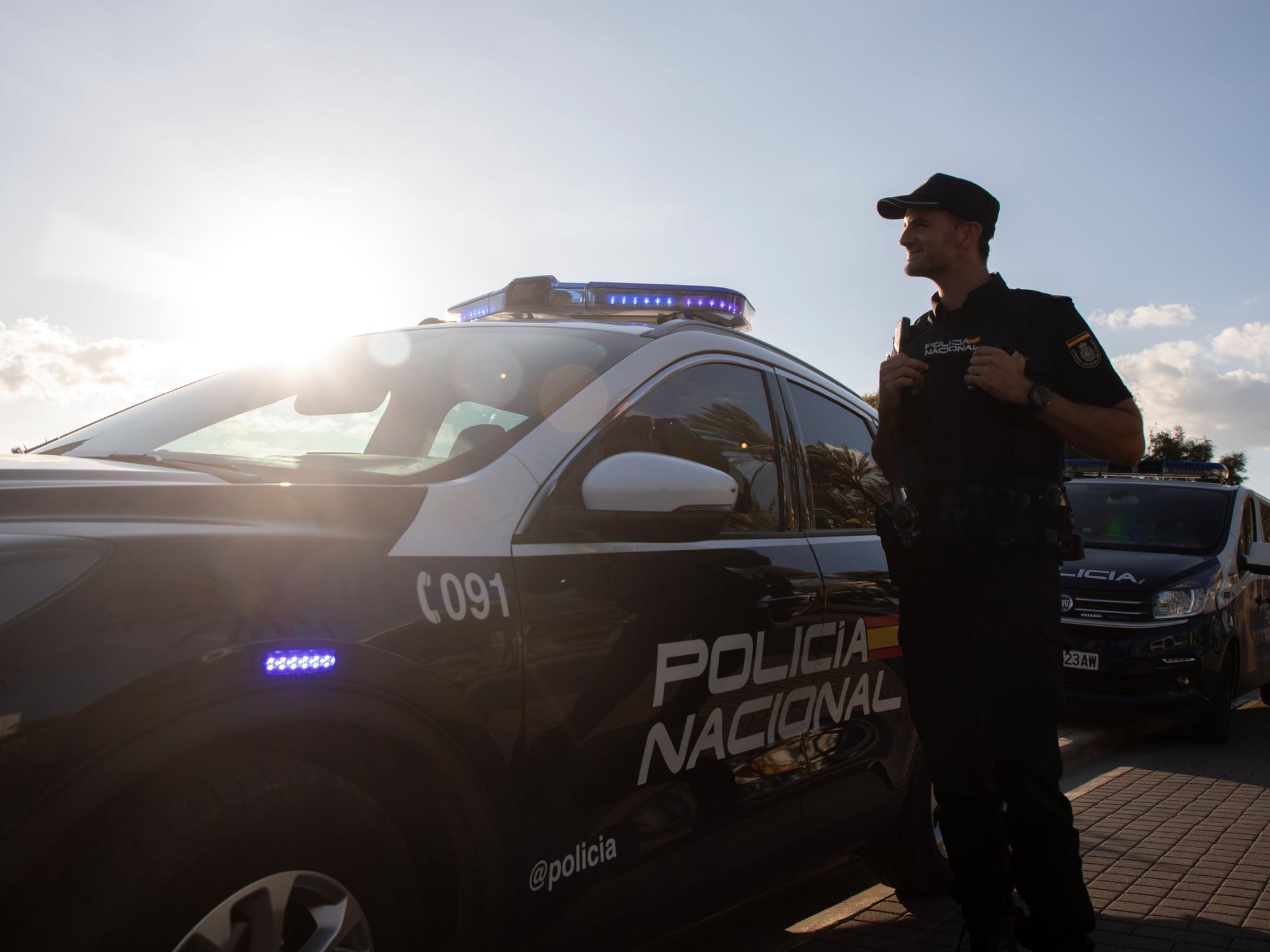 Ein spanischer Polizist patrouilliert am Strand von El Arenal auf Mallorca.